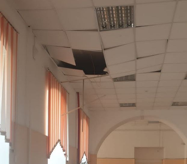 В саратовской школе во время уроков обрушился потолок, началась проверка